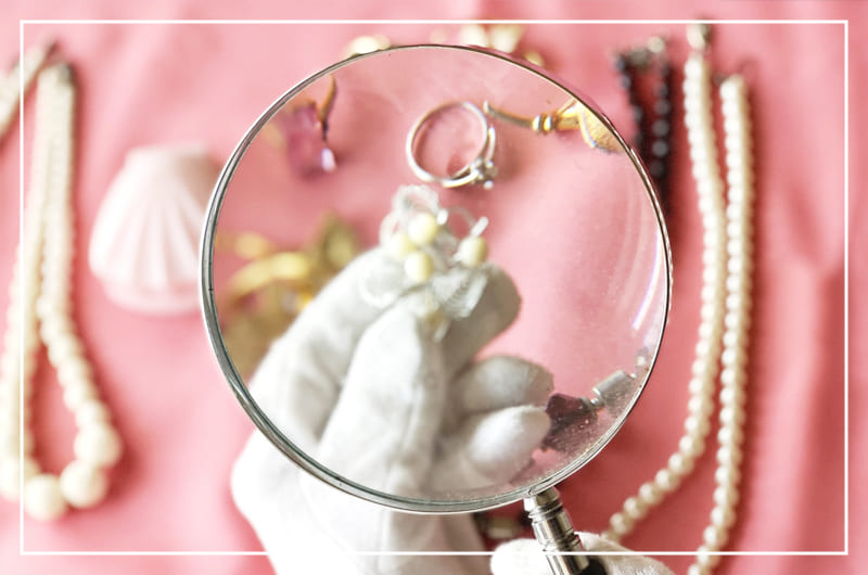 査定ご依頼品を拝見いたします